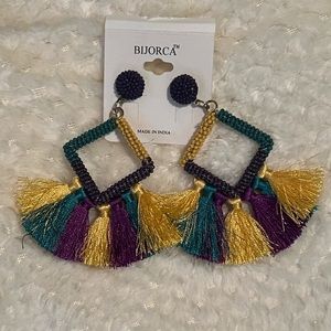 💛NEW💛 Beautiful long dangling earrings. Great for Mardi Gras! Pierced backing
